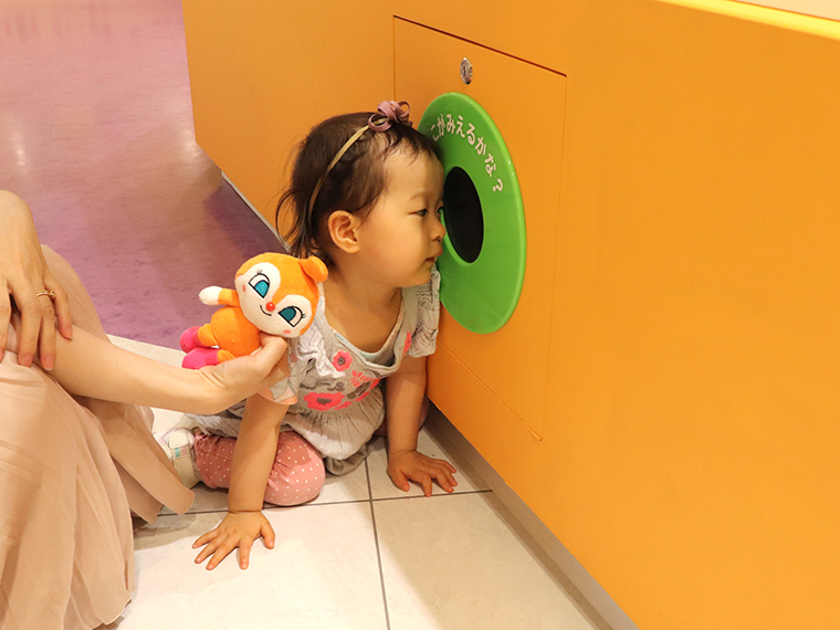 ジオラマの下にものぞき穴があるよ